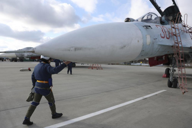 Chiến đấu cơ Su-30 và máy bay ném bom Su-34 (trên) trước cuộc diễn tập ở vùng Krasnodar ngày 19-1. Ảnh: AP