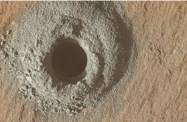 Một lỗ khoan đào trầm tích của Curiosity - Ảnh: NASA