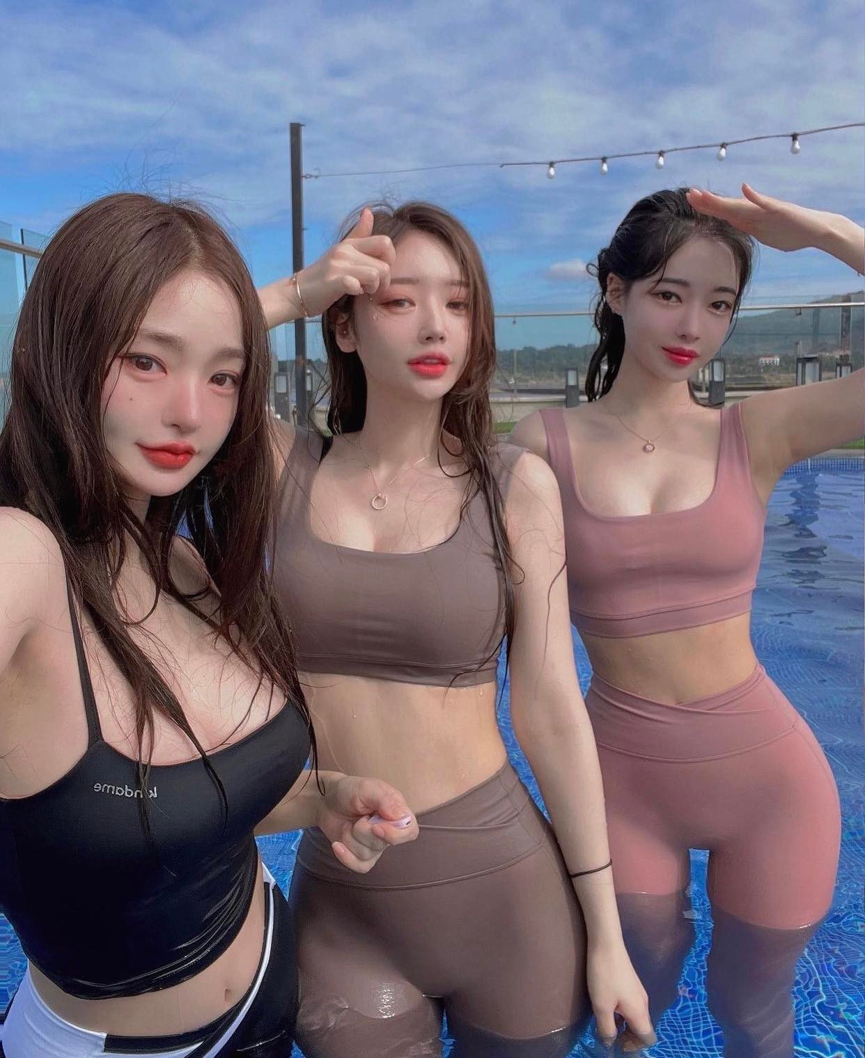 3 người đẹp Hàn Quốc gây tranh cãi vì diện đồ tập, ôm sát cơ thể đi bơi, khoe vóc dáng tối đa.