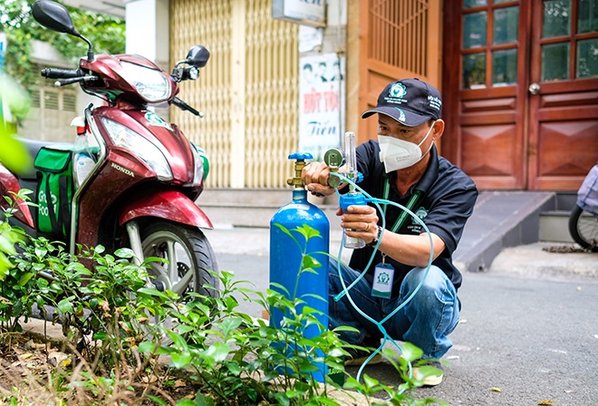 Bác tài Nguyễn Minh Đức trên đường vận chuyển bình Oxy cho bệnh nhân F0 điều trị tại nhà