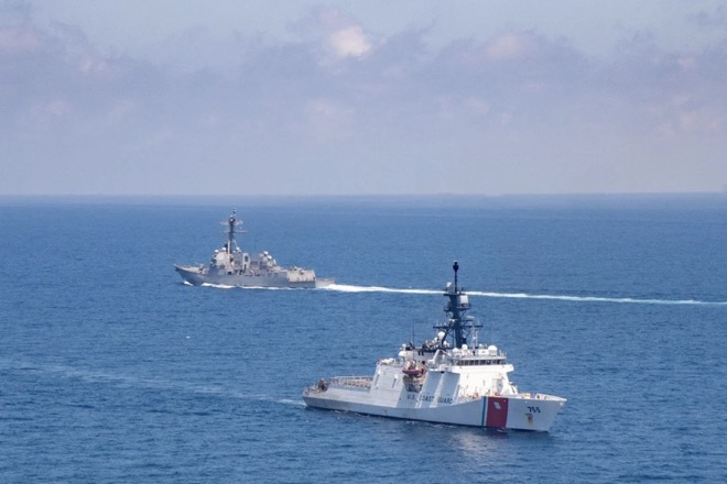 Tàu hải quân và tàu cảnh sát biển Mỹ đi qua eo biển Đài Loan.