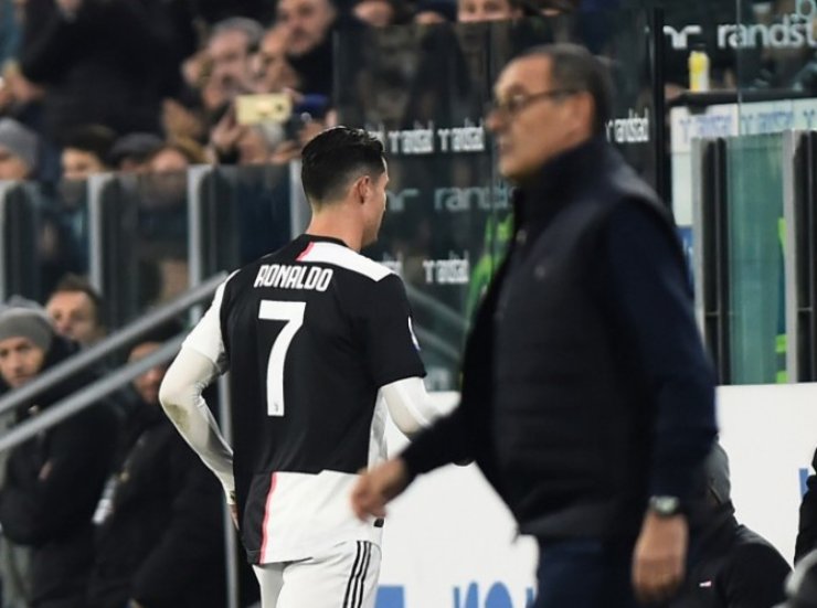 Ronaldo bị HLV Sarri cho "đi tắm sớm" 2 trận liên tiếp