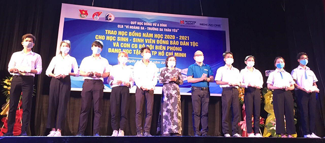 Nippon Paint Việt Nam đã phối hợp cùng với Tập đoàn Mekong One, quỹ học bổng Vừ A Dính và CLB “Vì Hoàng Sa – Trường Sa thân yêu” trao tặng nhiều phần học bổng cho các em học sinh, sinh viên có hoàn cảnh khó khăn