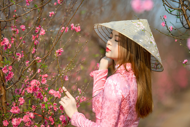 Tranh thủ những ngày nắng ấm, cô nàng đã đến vườn đào Nhật Tân (Tây Hồ, Hà Nội) để thực hiện bộ ảnh này. 
