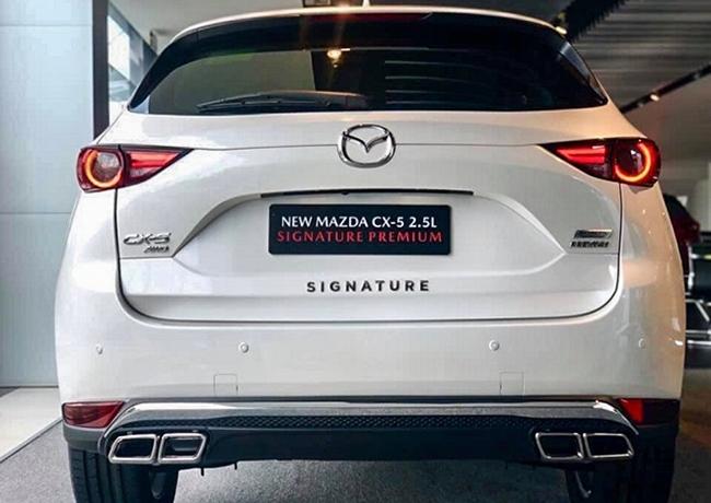 Phía đuôi cản sau được ốp khung viền crom cùng với ống xả đôi cực kỳ thể thao.