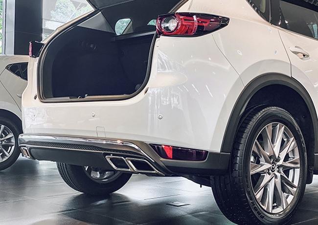 Chi tiết lazang và đuôi xe