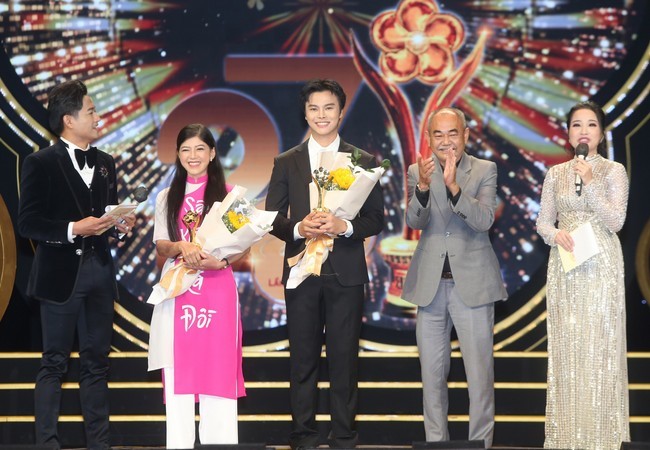 Võ Minh Lâm nhận giải "Mai Vàng" 2021 hạng mục “Diễn viên sân khấu, truyền hình được yêu thích nhất”