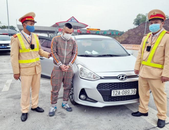 Tổ công tác CSGT bắt giữ đối tượng&nbsp;Nguyễn Tùng Anh với tang vật là ma túy.
