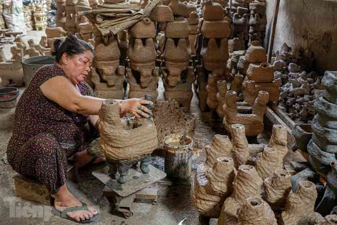 Tầm này những năm trước khi dịch COVID-19 chưa bùng phát, các cơ sở đúc lư đồng truyền thống ở An Hội luôn đỏ lửa, cung cấp ra thị trường những bộ lư thủ công cực kỳ tinh xảo. Tiếng búa đục gõ leng keng, tiếng máy khò lửa rền vang, nhộn nhịp cả một con đường đã trở thành nét đặc trưng hàng trăm năm qua.