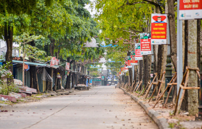 Con đường đi vào chùa Hương vắng bóng người qua lại, khác hẳn so với mọi năm