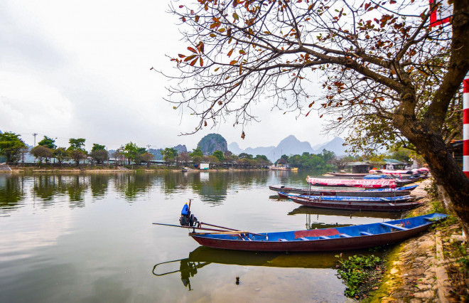 Một người lái thuyền lâu năm tại chùa Hương cho biết lượng du khách đến với khu vực này giảm 80% so với năm ngoái. "Bình thường những ngày đầu năm dương lịch và trước Tết Nguyên đán lượng khách đổ về đây khá đông. Nhưng nay không khí rất ảm đạm, thi thoảng có đôi ba khách đến chụp ảnh rồi về"- người này nói thêm