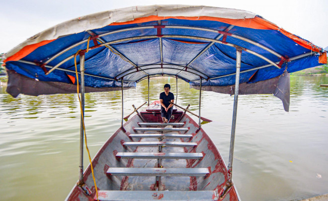 Anh Phạm Hồng Phúc, người lái thuyền tại suối Yến, cho hay: "Thuyền để hơn 1 năm không hoạt động nên bắt đầu hư hỏng, những lần như thế chúng tôi bỏ ra rất nhiều tiền để tu sửa, dịch bệnh Covid-19 làm cho khách có tâm lý e ngại khi đi tham quan, giờ chỉ mong cơ quan chức năng có biện pháp để đảm bảo phòng chống dịch nhưng vẫn tạo điều kiện để những người lái đò như chúng tôi kiếm thêm thu nhập".