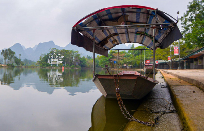 Trên dòng suối, chỉ có một vài con thuyền của người dân di chuyển hàng ngày. Thi thoảng lái đò xuống kiểm tra tình trạng những con đò này.