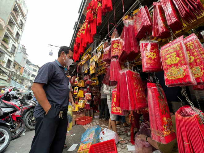 Sau thời gian dịch bệnh làm hoạt động kinh doanh trầm lắng, dịp giáp Tết là thời gian chợ Thiếc (Quận 11) - chợ vàng mã lớn nhất TPHCM bắt đầu những ngày buôn bán tấp nập nhất trong năm.