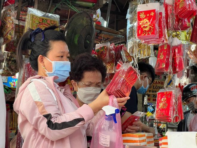 Ngoài kinh doanh vàng mã, chợ Thiếc còn có các mặt hàng trang trí Tết truyền thống.