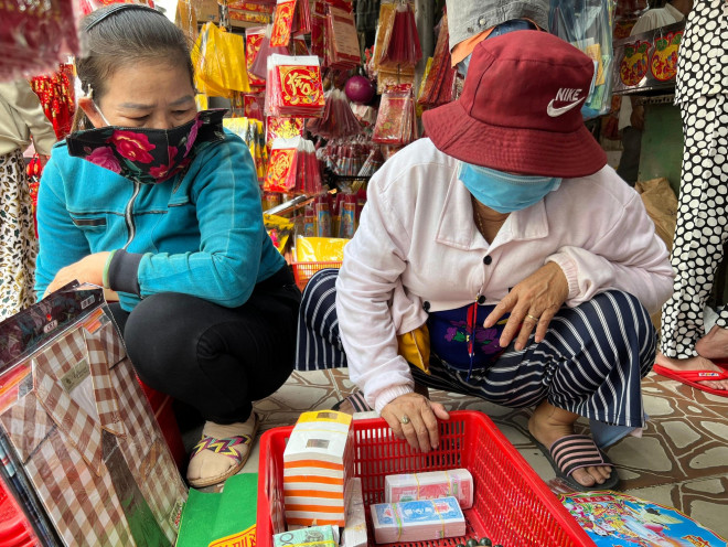 Bà Muội - Người bán hàng ở chợ Thiếc cho biết: “Cuối năm là thời gian kinh doanh bận rộn nhất ở chợ. Đặc biệt thời gian trước ngày cúng tiễn ông Táo, nhiều người đã bắt đầu đến mua đồ cúng lễ. Năm nay một số mặt hàng như nhang, đèn cũng tăng giá nhẹ so với năm trước”.