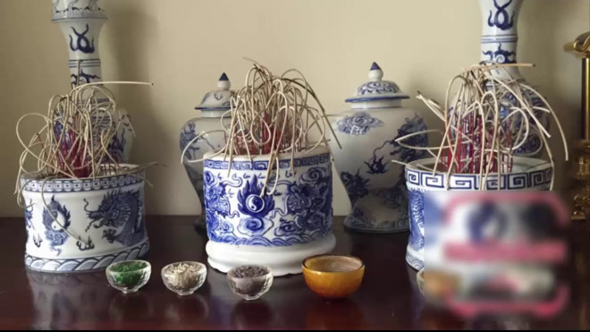 Cuối năm nhà nào cũng cần bao sái bàn thờ. Ảnh minh họa.