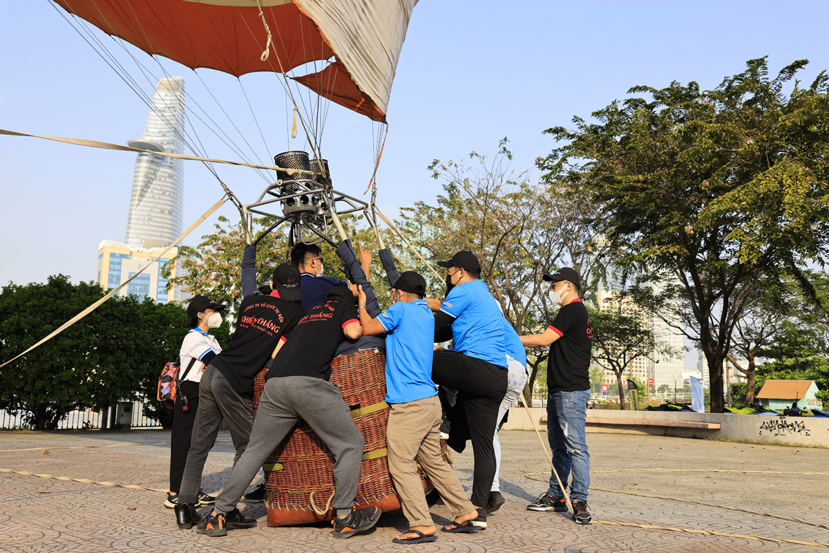 Hàng chục khinh khí cầu bay lượn trên nóc hầm Thủ Thiêm. - 7