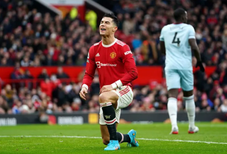 Ronaldo và MU gặp khó trước lối đá khó chịu của West Ham