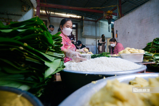 Loại lá được lựa chọn là lá dong nếp, mua từ các tỉnh vùng cao xuống, gói bánh không dùng lá dong tẻ vì dễ bị nát, không đảm bảo được độ xanh của bánh.