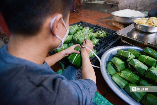 Những chiếc bánh chưng vuông vắn được cố định bằng lạt xung quanh.