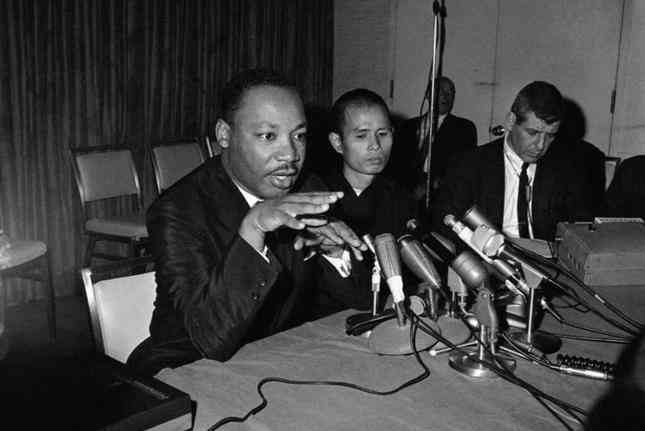 Thiền sư Thích Nhất Hạnh ngồi cạnh TS Martin Luther King trong cuộc họp báo năm 1966. (Ảnh: AP)