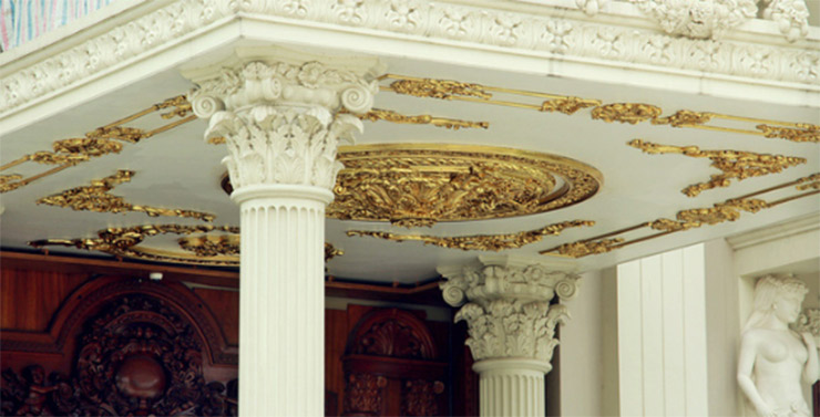 Trần nhà được dát vàng với họa tiết tinh xảo.
