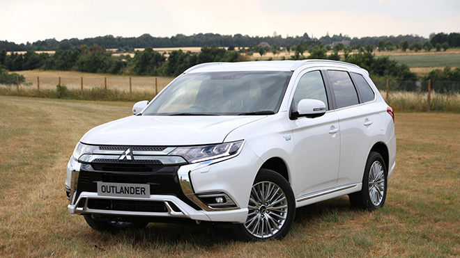 Giá xe Mitsubishi Outlander lăn bánh tháng 1/2022, hỗ trợ 50% phí trước bạ - 1