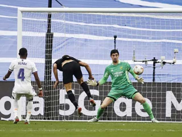 Pha đánh đầu tung lưới Courtois của Boye