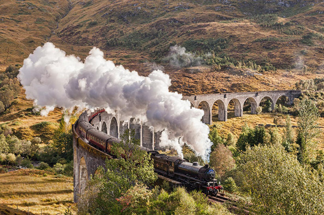  Cầu cạn Glenfinnan, Scotland: Cây cầu tuyệt đẹp này đã từng xuất hiện trong bộ phim Harry Potter. Trên thực tế, cầu cạn Glenfinnan xuất phát từ Edinburgh và đi đến ga Fort William.
