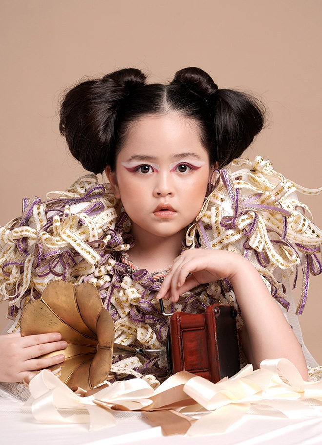 Rina Gia Hân chụp hình bìa tạp chí thời trang trẻ em