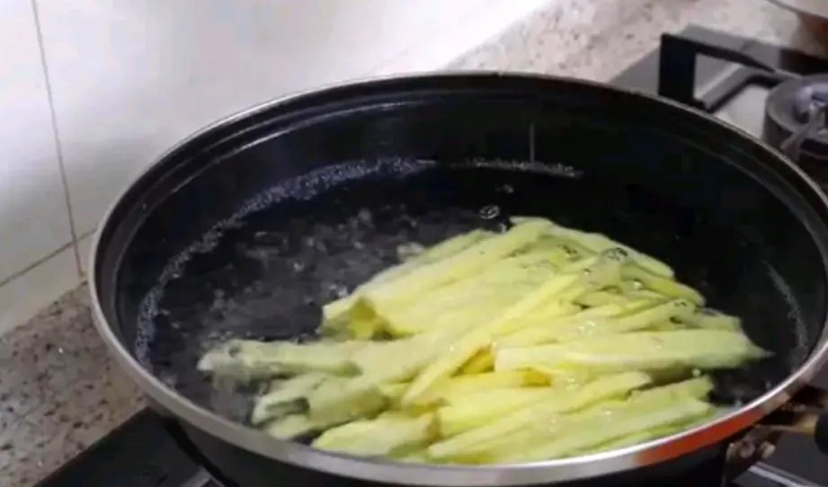 Don't fry potatoes directly, add these 2 steps, the fries will be crispy and delicious - 3