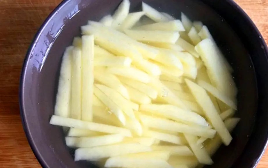Don't fry potatoes directly, add these 2 steps, the fries will be crispy and delicious - 4
