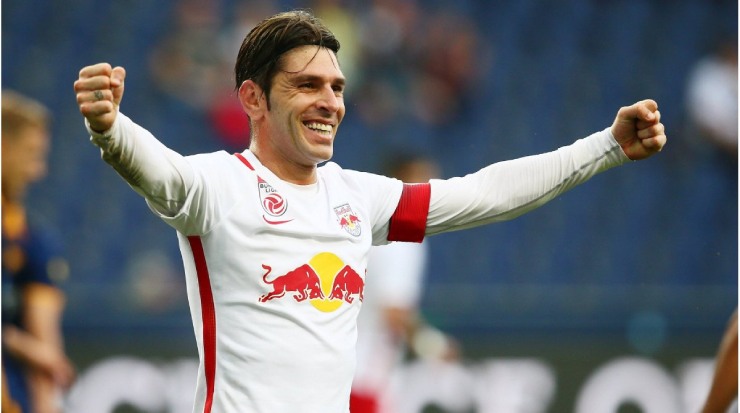 Bỏ lỡ toàn bộ hiệp 1, nhưng&nbsp;Jonathan Soriano vẫn kịp lập&nbsp; hat-trick trong hiệp 2 giúp RB&nbsp;Salzburg đại thắng 6-2