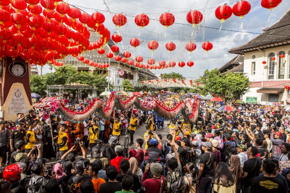 Múa rồng trong Tết Nguyên đán ở khu chợ Pasar Gede, Indonesia (ảnh: Papper)