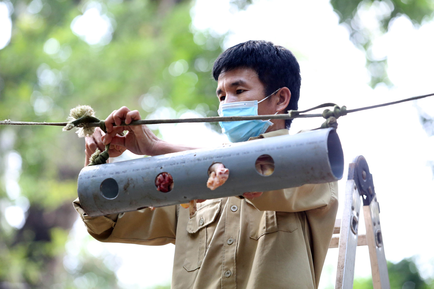 &nbsp;Việc cho “chúa sơn lâm” ăn được anh Hùng làm rất cẩn thận và đúng quy trình chăm sóc thú dữ.