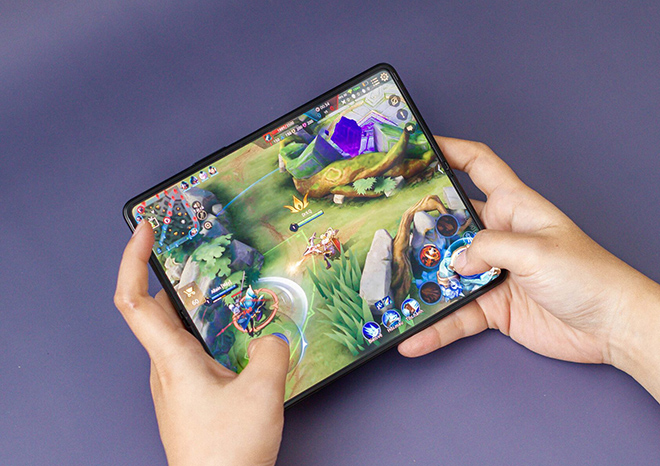 Màn hình lớn của Galaxy Z Fold 3 quá lý tưởng để chơi game di động.