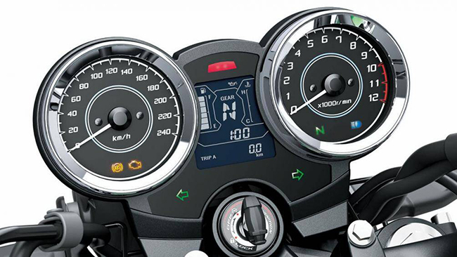Hai mặt đồng hồ analog hiển thị vận tốc và vòng tua máy, màn hình kỹ thuật số chính giữa thể hiện cấp số, lượng xăng, nhiệt độ máy và thời gian
