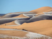 Du lịch - Tuyết rơi ở sa mạc Sahara, cảnh tượng hiếm gặp trong suốt hàng thế kỷ