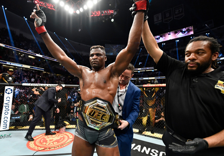 Ngannou (trái) bảo vệ thành công chức vô địch hạng nặng UFC nhưng không được chủ tịch White tôn trọng