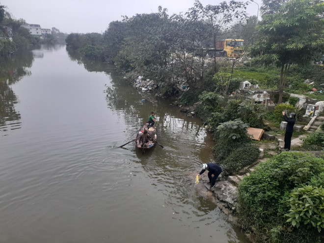 Ngay khi cá vừa được người dân thả xuống sông Vinh, một số người kích điện xuất hiện kích và vớt ngay trước mặt mọi người. Nhiều người bức xúc trước hành động của những kẻ kích cá.&nbsp;