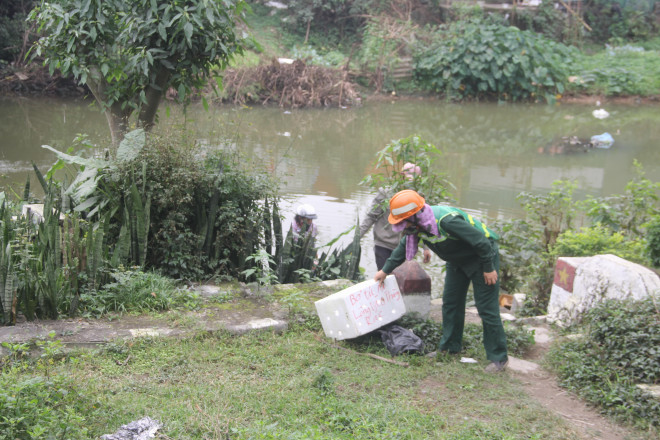 Một số người dân đi thả cá cũng chưa có ý thức trong việc vứt rác đúng nơi quy định. Trước tình trạng này, nhân viên vệ sinh môi trường phải túc trực, ghi bảng cấm đổ rác và hướng dẫn người dân vứt rác vào thùng.&nbsp;&nbsp;