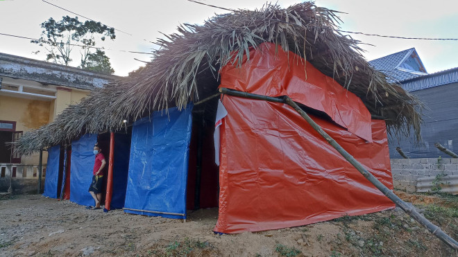 Khu lều bằng tre luồng được chính quyền địa phương dựng lên để cách ly người về quê ăn Tết