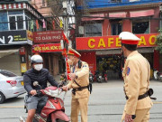 Tin tức trong ngày - Hà Nội: Loạt tài xế nộp phạt, đi bộ về nhà sau lễ cúng ông Công, ông Táo