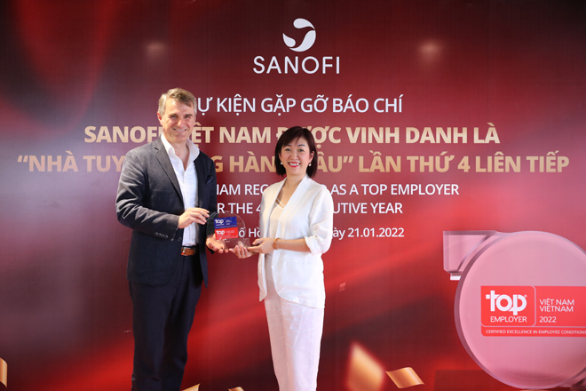 Ông Emin Turan - Tổng Giám đốc Sanofi Việt Nam và chị Lê Thị Hồng Ánh - Giám đốc Nhân sự Sanofi Việt Nam đại diện nhận giải thưởng Nhà tuyển dụng hàng đầu 2022