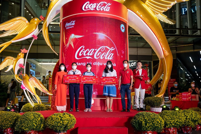 Coca-Cola trao tặng 100 học bổng trị giá 5 triệu đồng/ suất cho các em học sinh trung học cơ sở, trung học phổ thông có gia đình bị ảnh hưởng bởi dịch Covid-19