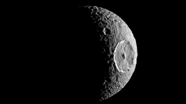Mặt trăng của sao Thổ che giấu một đại dương bí mật dưới lòng đất - 1