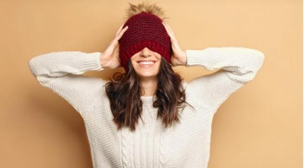 Đội mũ len trong nhiều giờ khiến tóc bết.