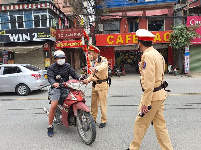 Tổ công tác đang tiến hành kiểm tra người tham gia giao thông