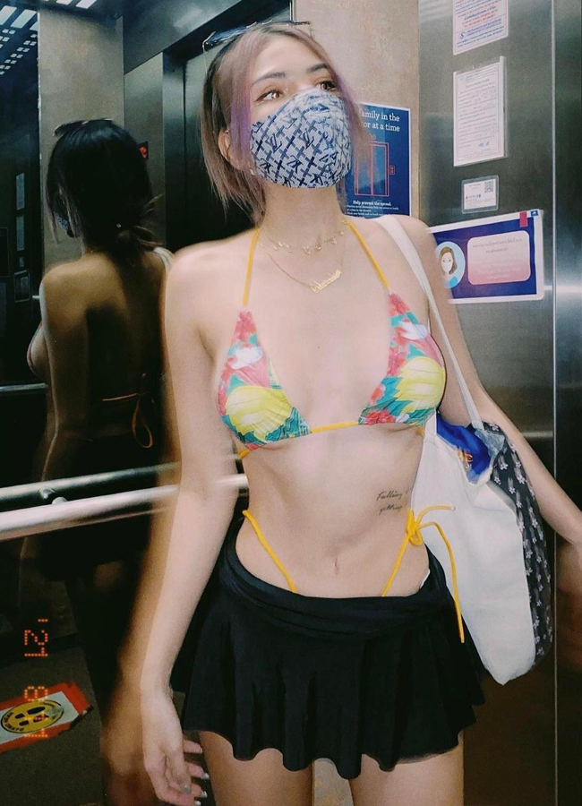 Hình ảnh một người đẹp diện bikini trong thang máy được nhiều người chia sẻ trên mạng xã hội. 
